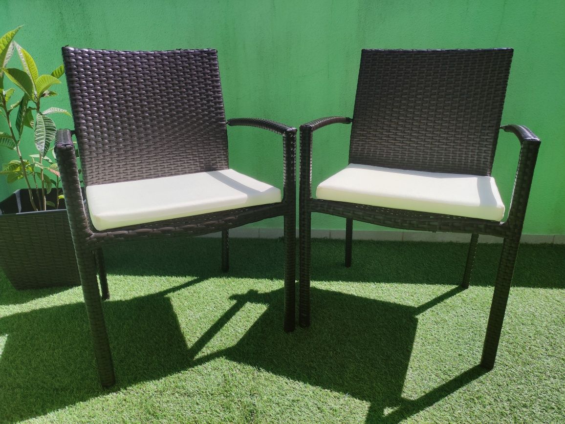 Cadeiras de jardim com almofadas