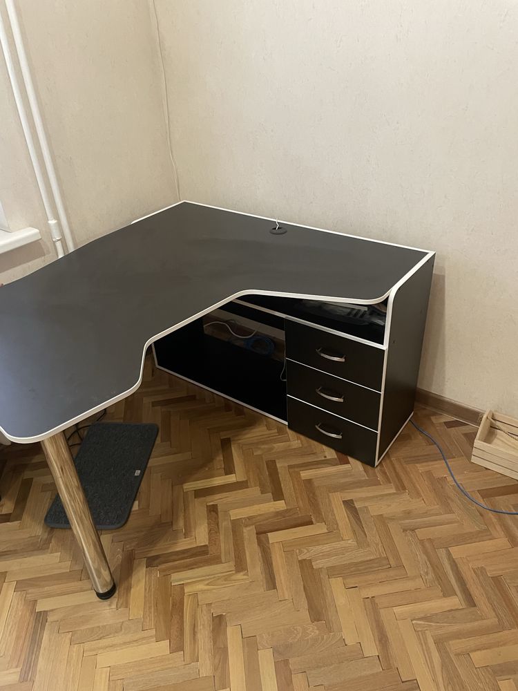 Компютерний стіл і геймерське ігрове крісло