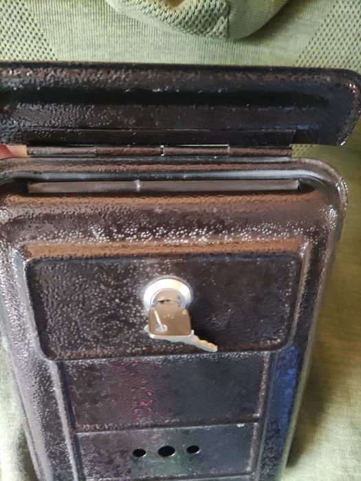 Skrzynka na listy z czasów PRL-u

Wysokość 27 cm
Długość 19 cm
Grubość