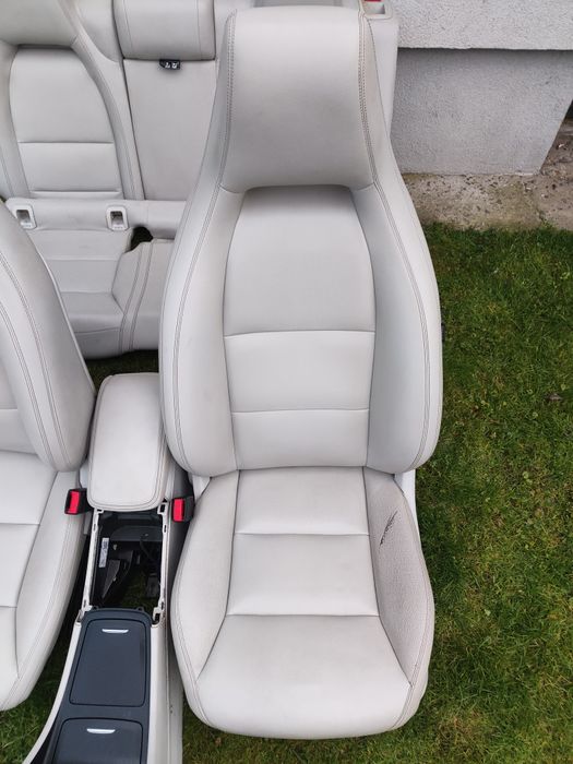 Mercedes CLA w117 fotele kierowcy pasażera kanapa oparcie białe jasne