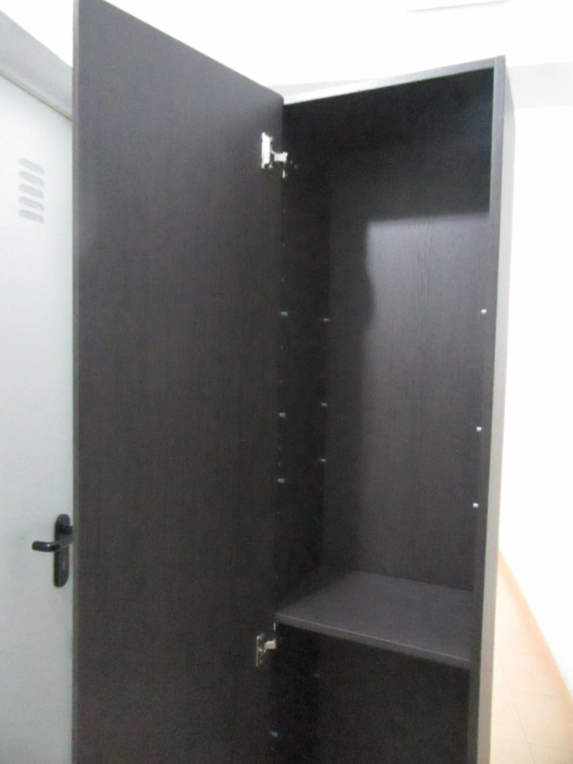 Móvel Alto Ikea com Prateleiras de Vidro
