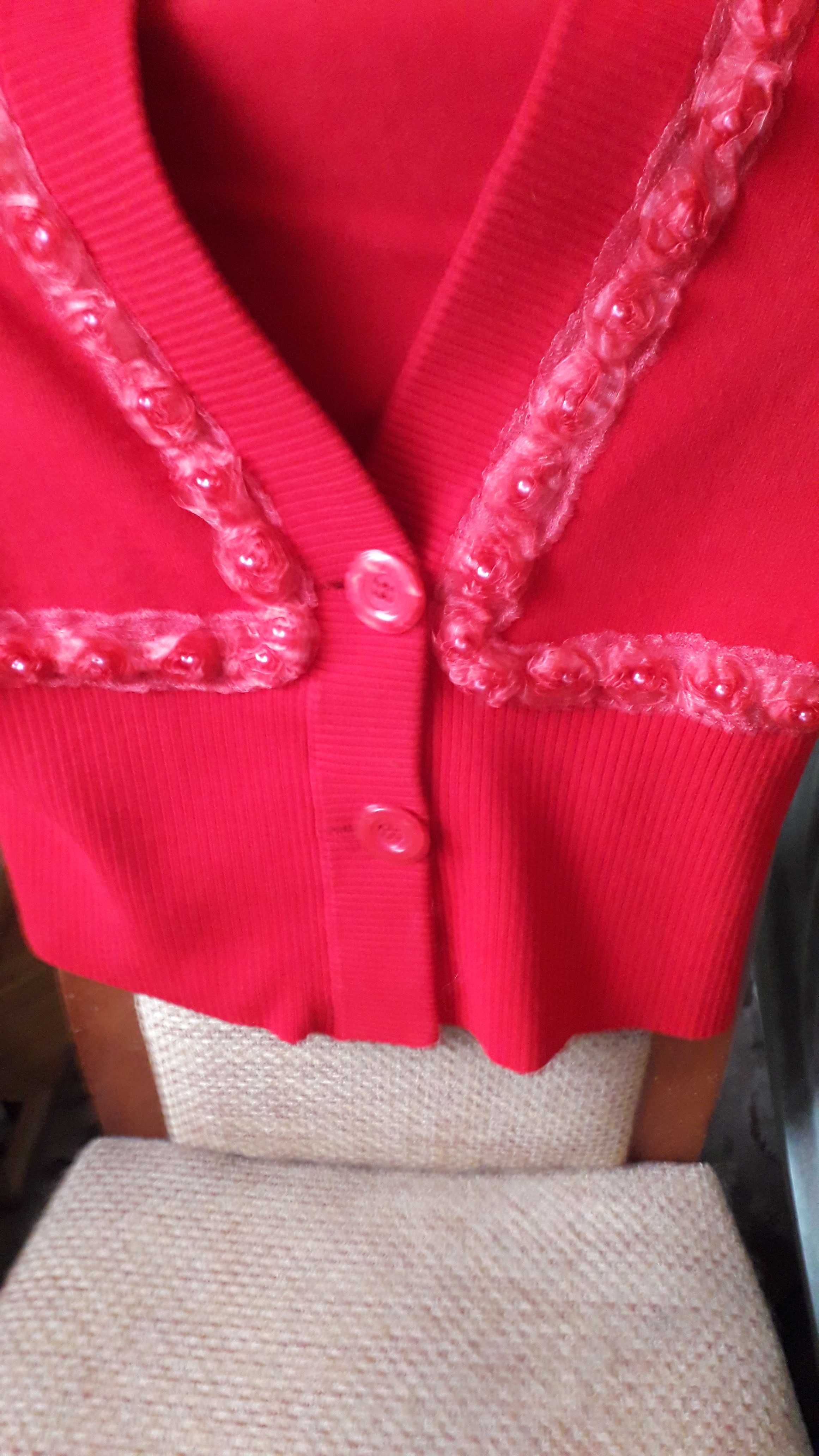 Czerwony rozpinany sweter z ozdobną taśmą