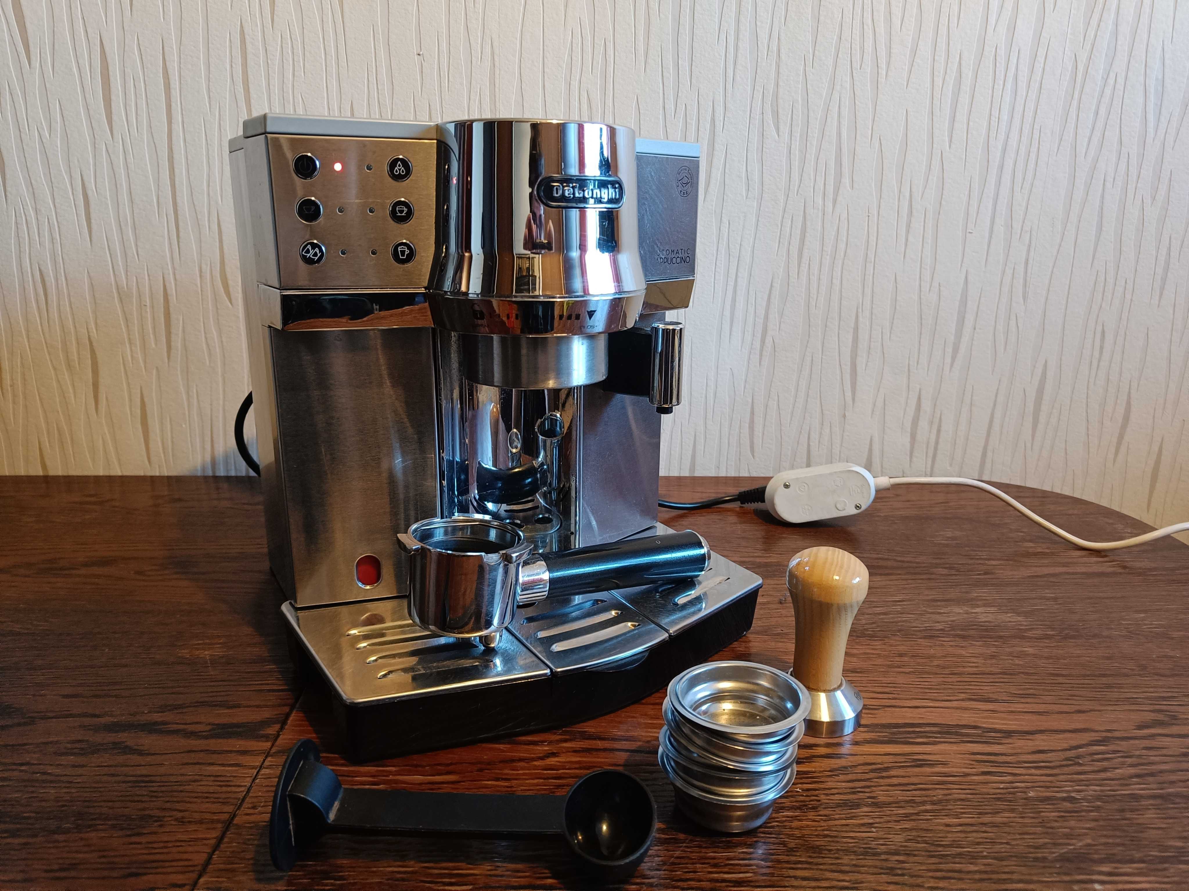 Kolbowy ekspres De'Longhi EC 850.M z zestawem do obsługi