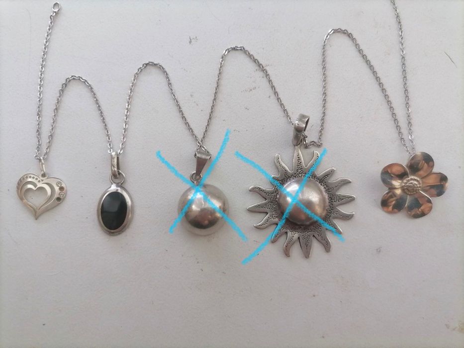 Срібні кулони як прикраси.