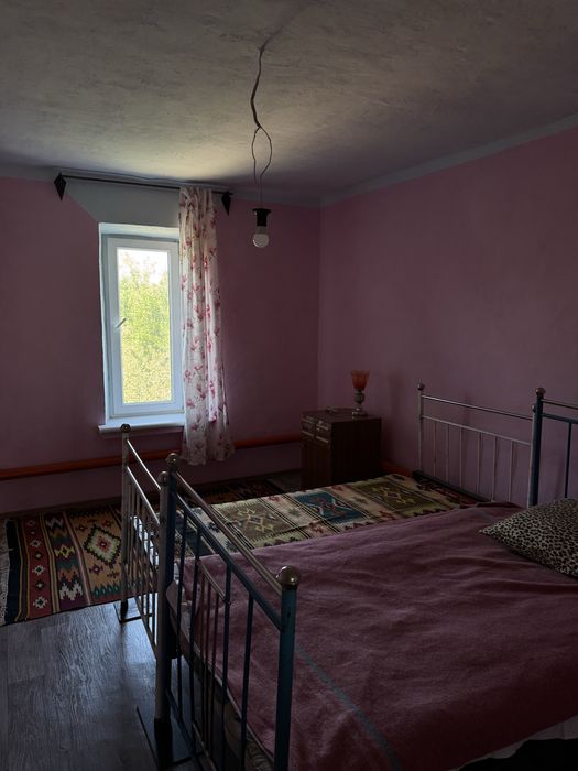 Продається будинок з 3 кімнатами, літнею кухнею і землею