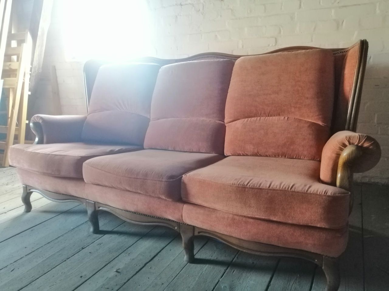 Stylowa sofa. Pudrowy róż, super stan!