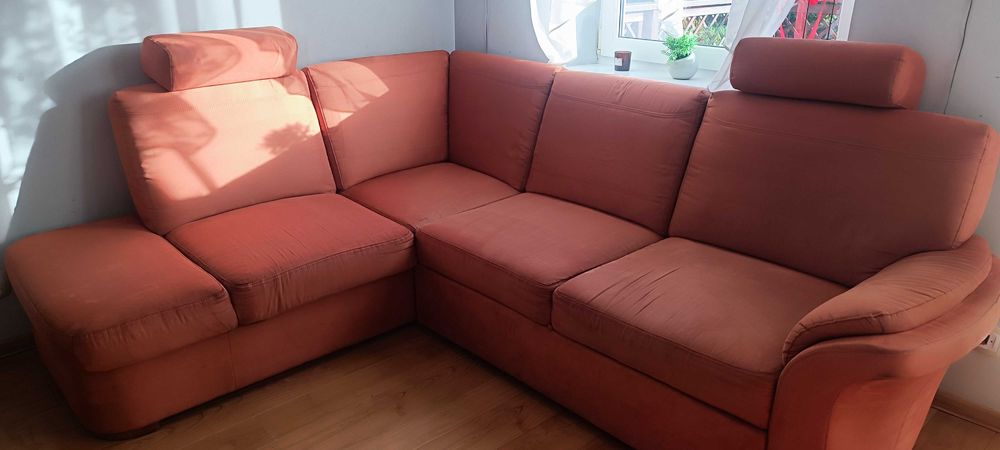 Narożnik z fotelem bujanym i stolikiem