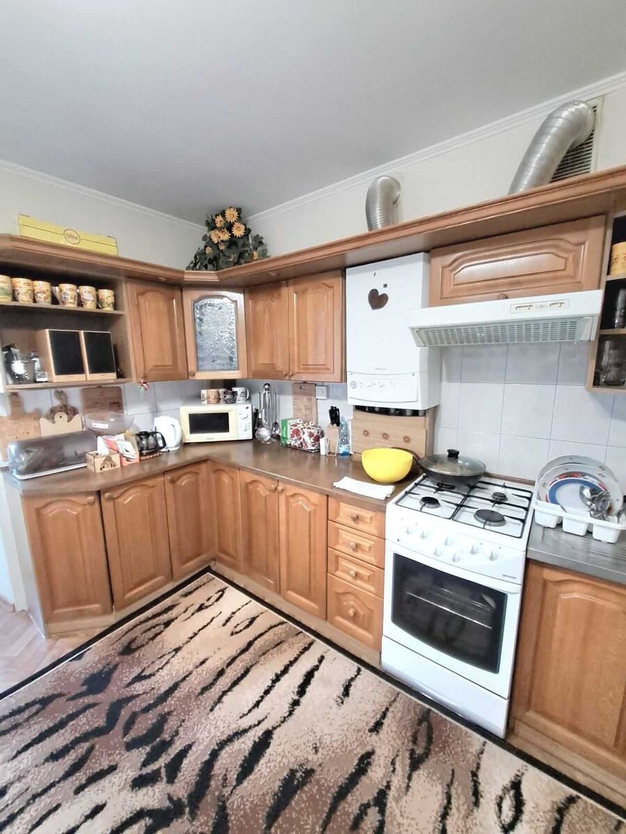 Продам 3-и к/к 76 м2 в елітному будинку з закритим двором в центрі..