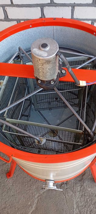 Медогонка 4-х рамочная с электроприводом