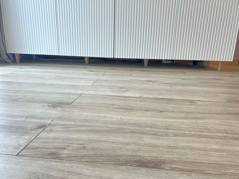 komoda biała z ryflowanymi frontami