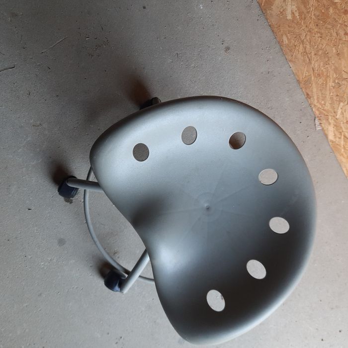 Taboret obrotowy na kółkach