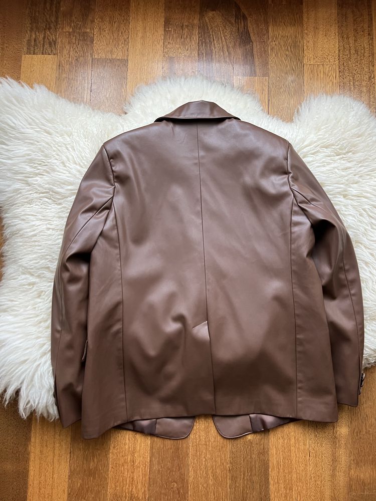 Шоколадный кожаный пиджак с юбкой