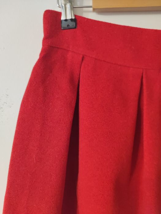 Czerwona mini spódniczka