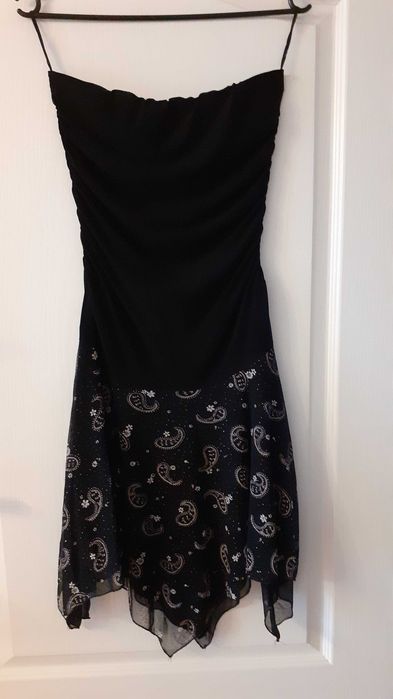 Sukienka ma świetny delikatnie mieniący się dół