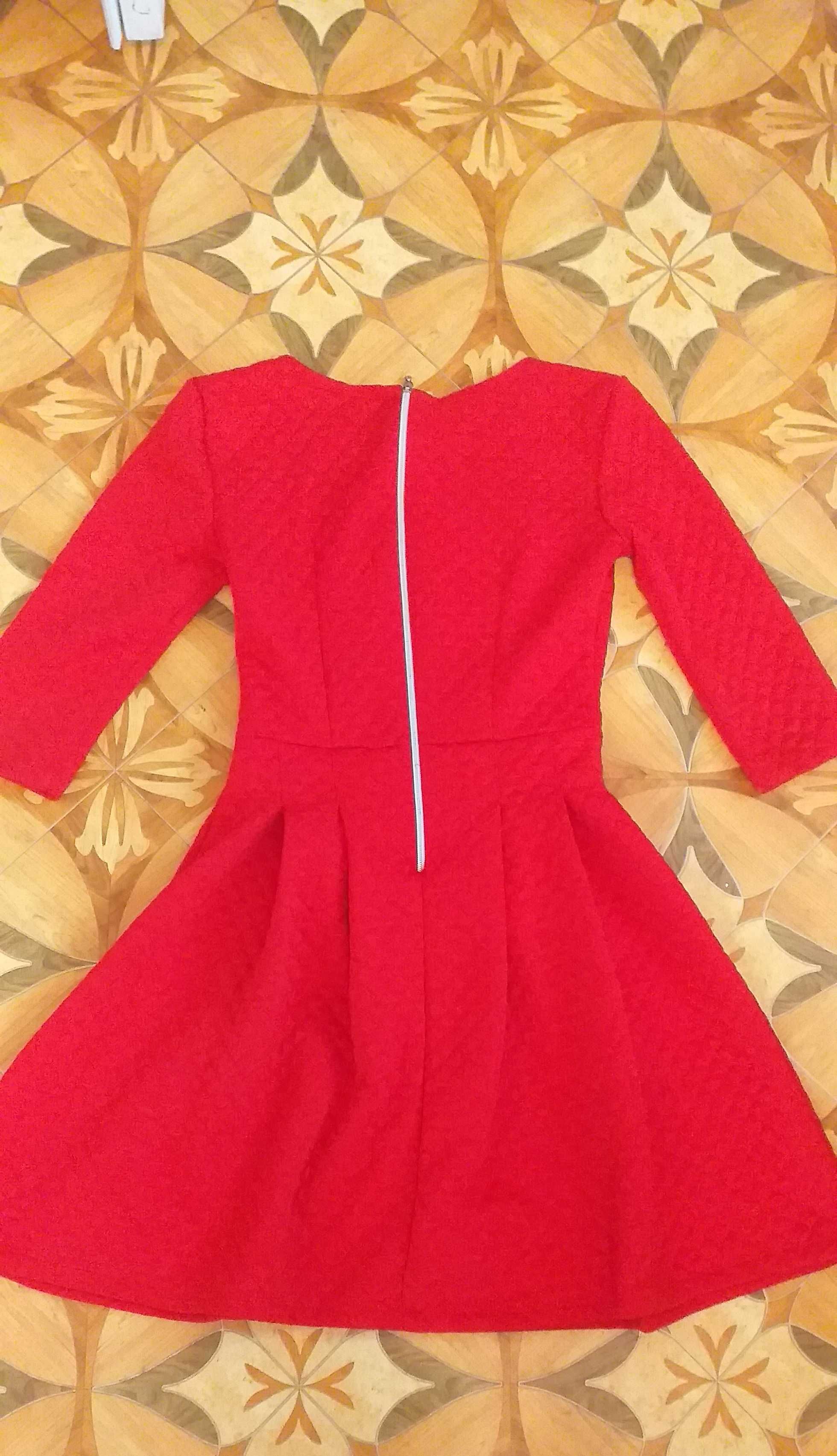Красива червона сукня