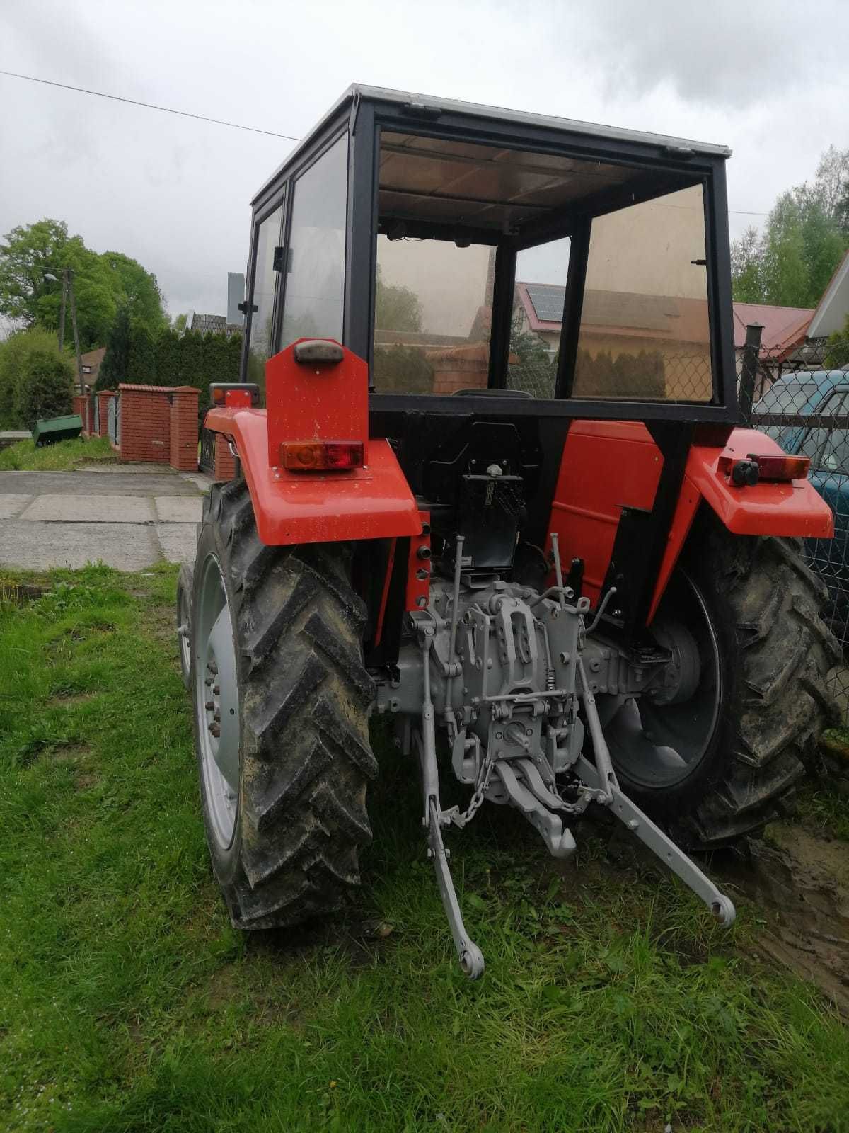 Ciągnik rolniczy Massey Ferguson 255 z 1986 roku