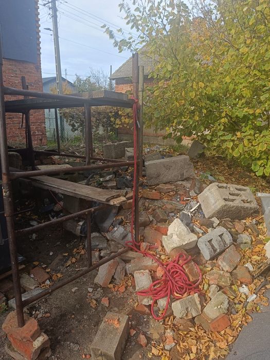 Gruz i ziemia z posadzki