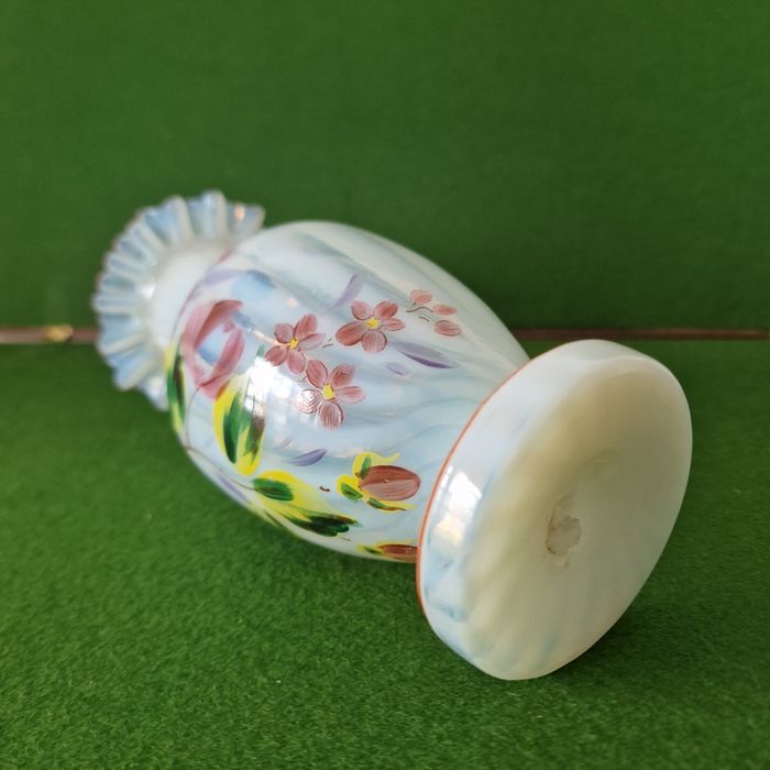 Jarra com folhos em vidro opalescente