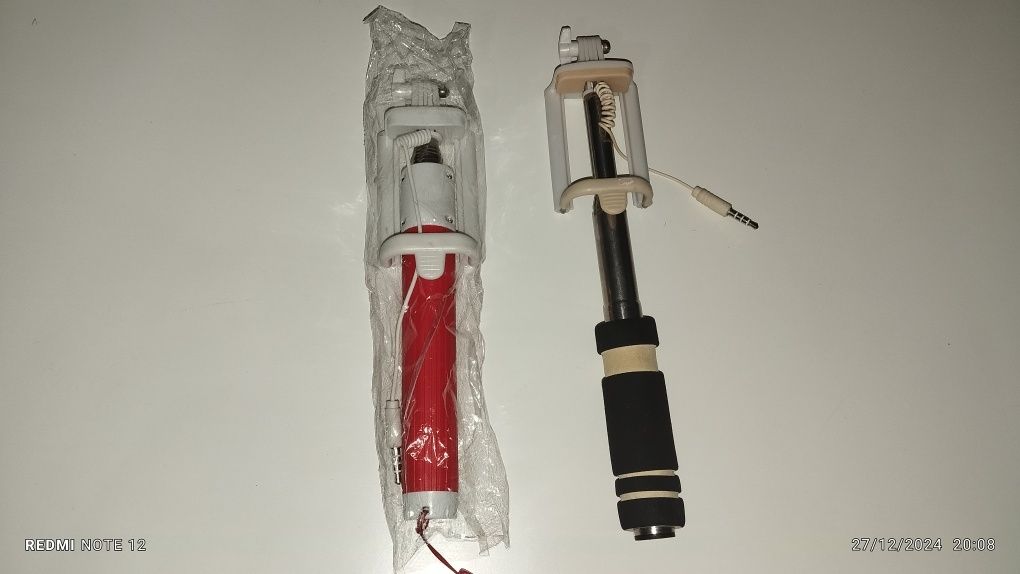 2 selfie sticks. Um como novo