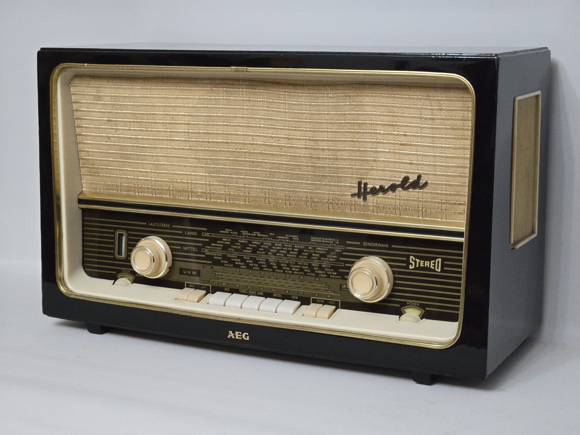 Rádio antigo reparado AEG