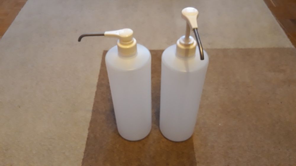 Pojemnik z pompką do dezynfekcji mydła