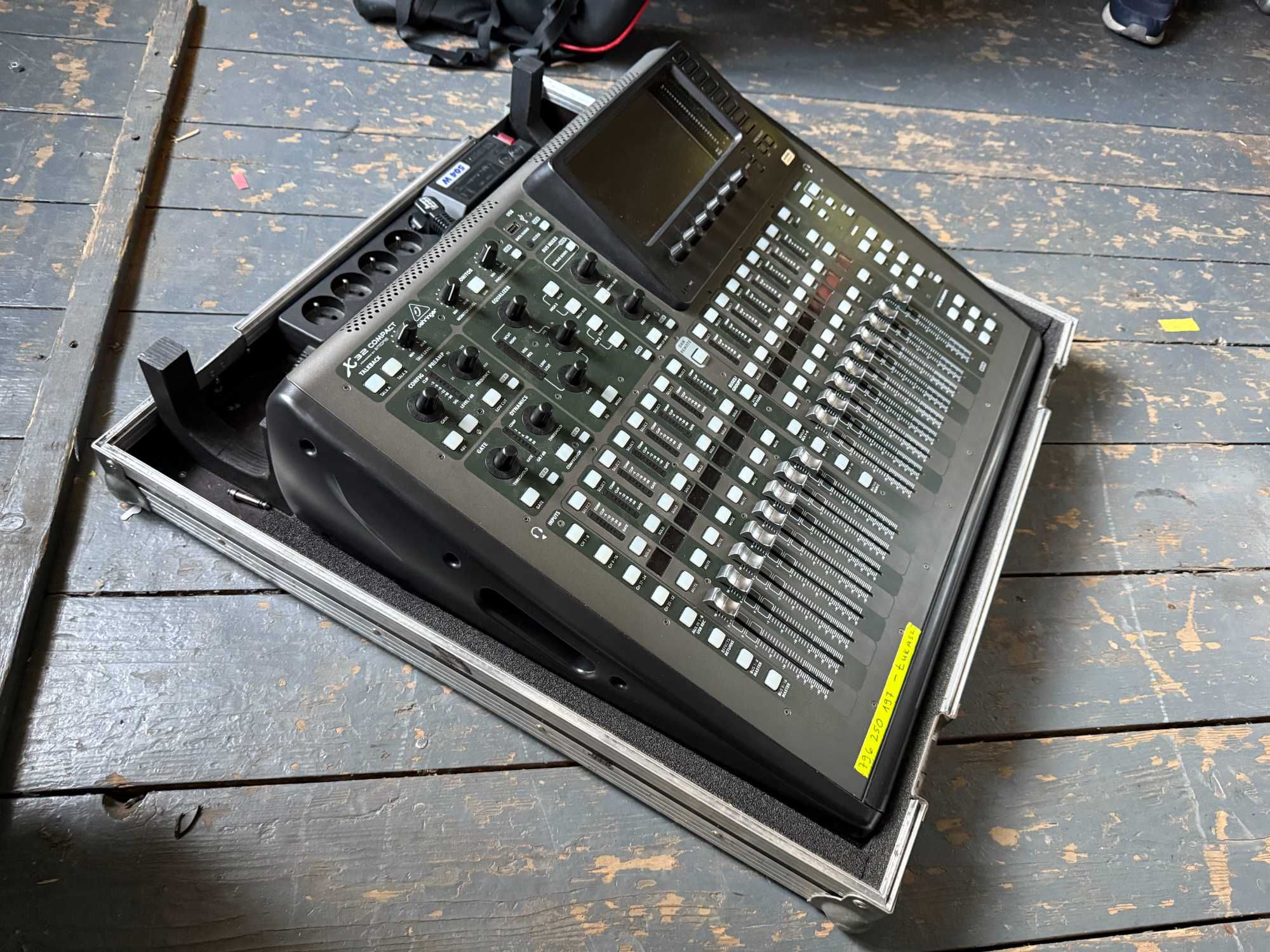 Behringer X32 Compact + Case