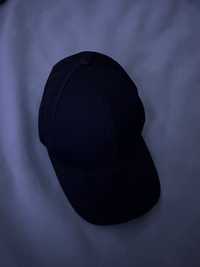 чорна кепка