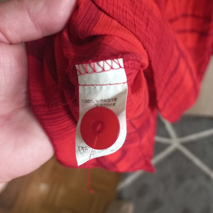 Długa,  rozpinana sukienka, czerwona, z kieszeniami