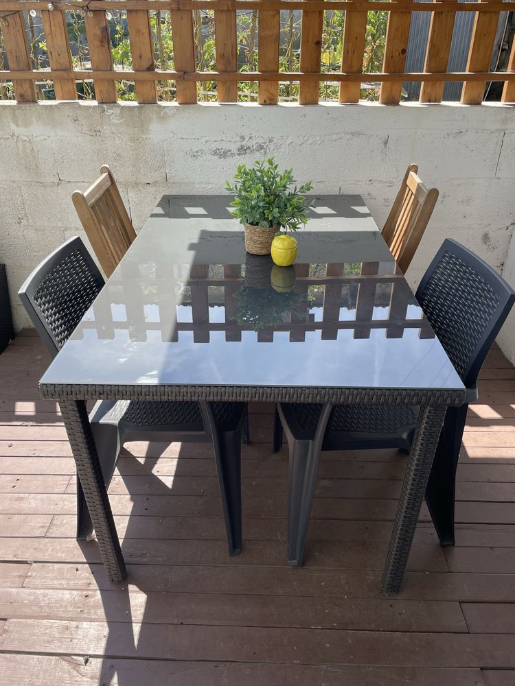 Mesa jardim rattan e vidro + duas cadeiras