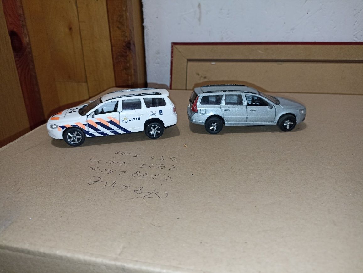 Dwa modele Volvo V70 w skali 1:36