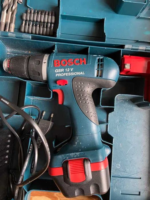 Шуруповерт Bosch GSR 12V Professional з різним обладнанням