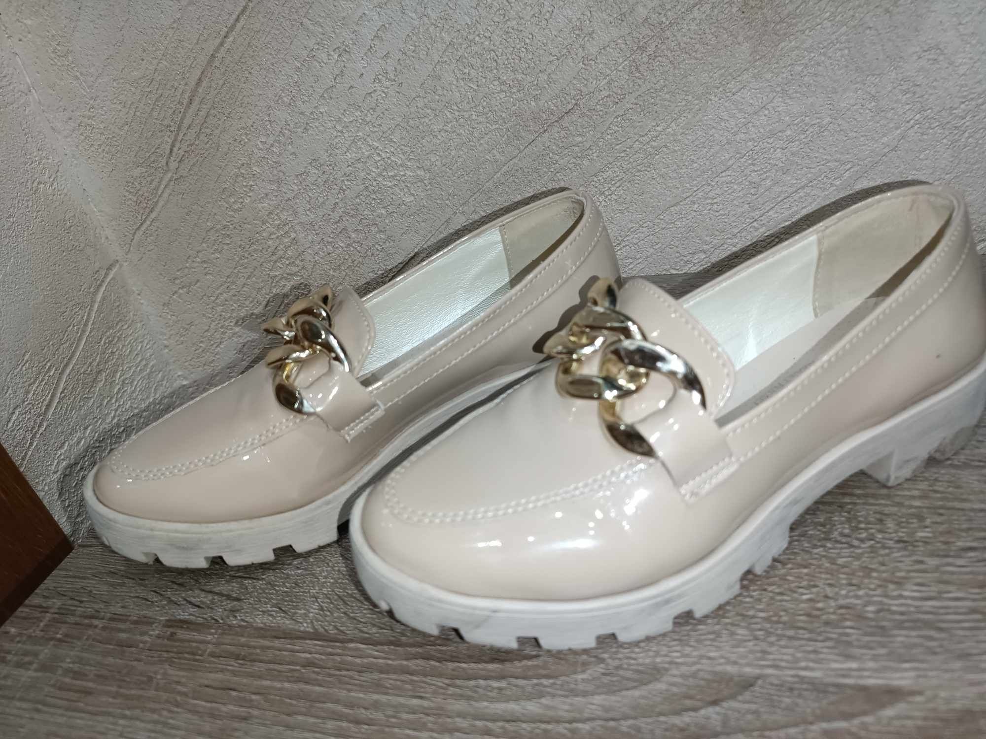 Buty damskie z łańcuchem