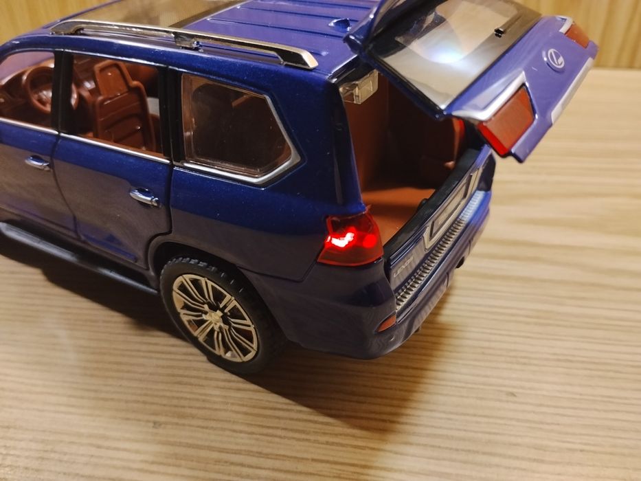 Коллекционная модель Lexus LX 570 1:24 автоэксперт Лексус металл свет