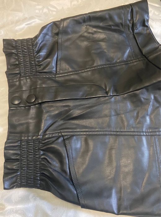 Шорти з тканини під шкіру з колекціі,,Zara,,футболка у подарунок