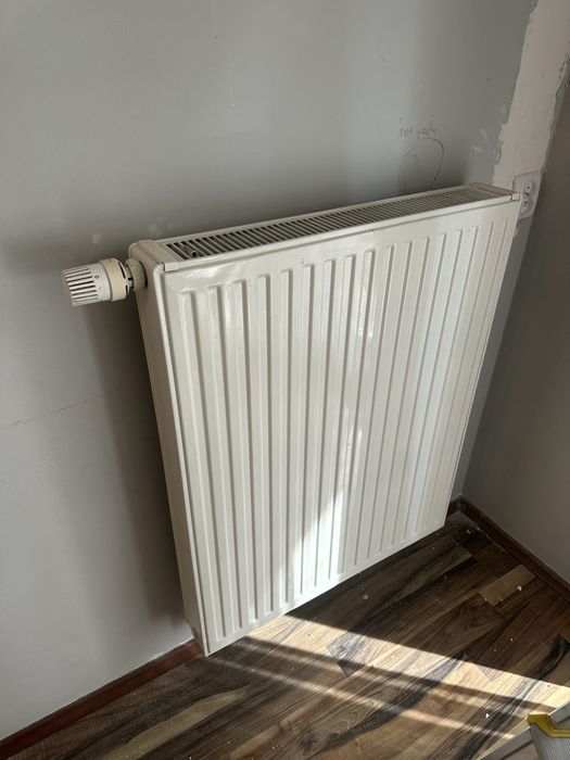 Grzejnik scienny bialy