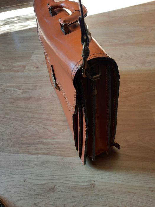 Мужской новый кожаный портфель.