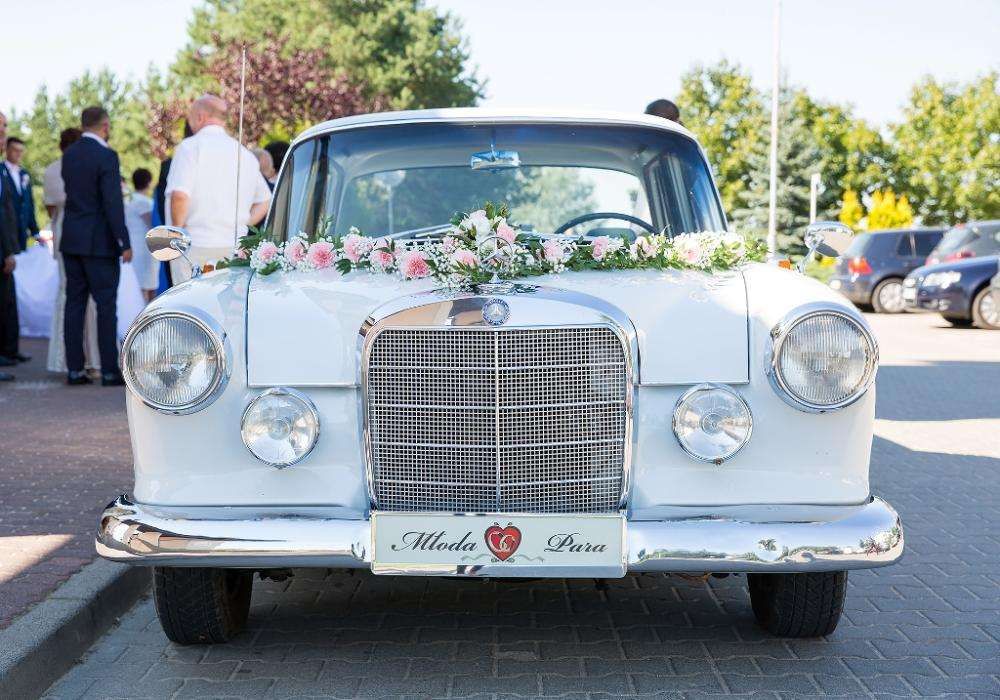 Pojazd do ślubu klasyczna limuzyna 60-letni zabytkowy Mercedes retro