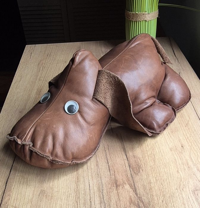 Maskotka puf skórzana PRL vintage 40 cm pies leather dog zezolek