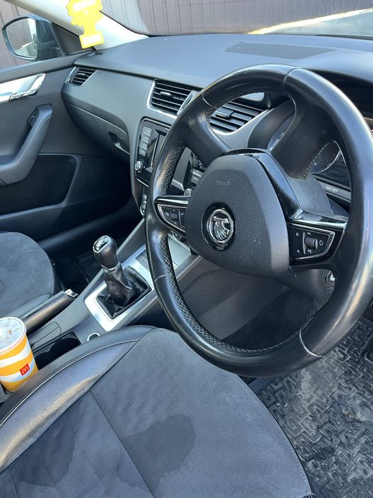 Салон Skoda Octavia A7, сидіння. Сидения алькантара Шторка подлокотник