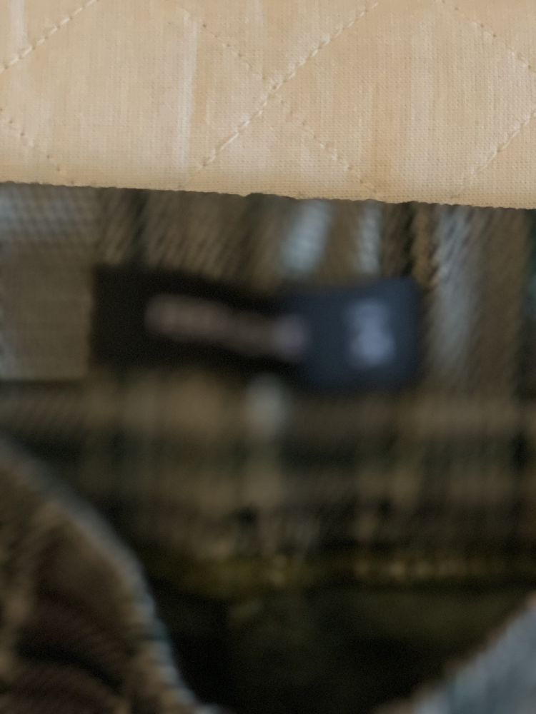 Calça Ferrache. Super bom estado. A cor é xadrez predomina o verde.