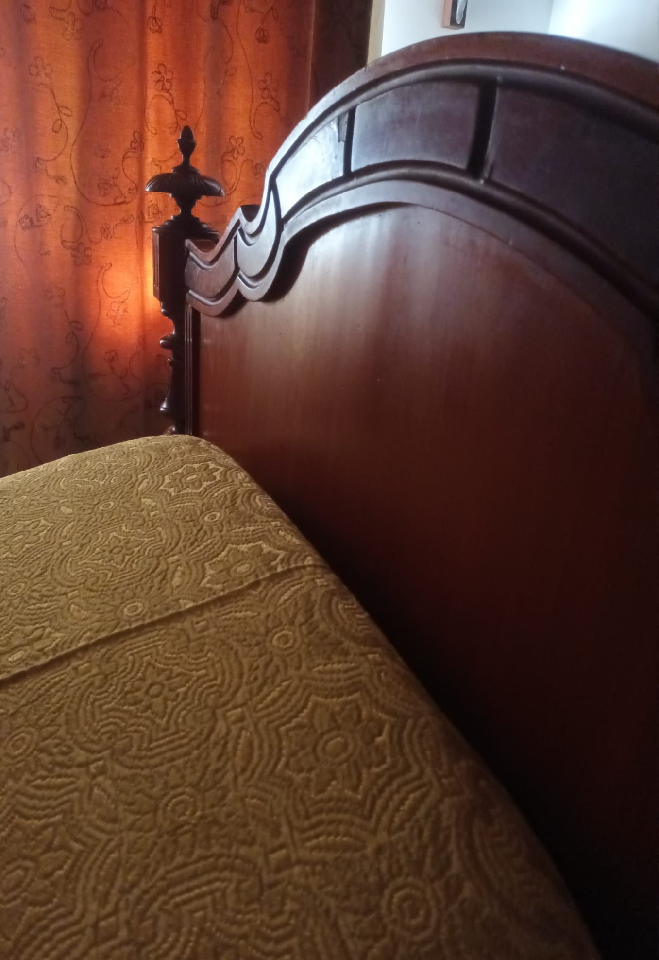 Cama com estrado e colchão