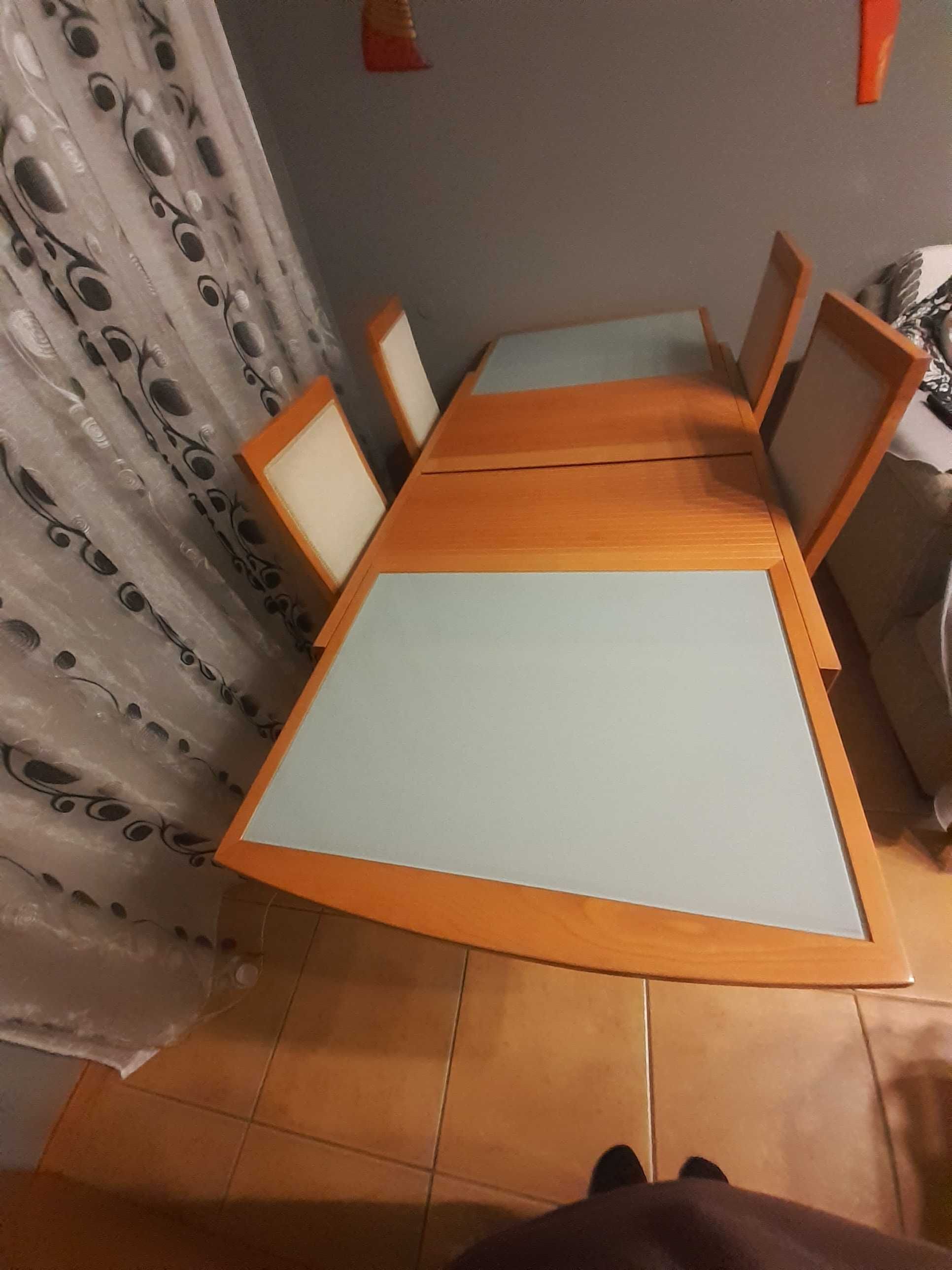 Mesa de jantar e quatro cadeiras NOVA BAIXA DE PREÇO  500 €