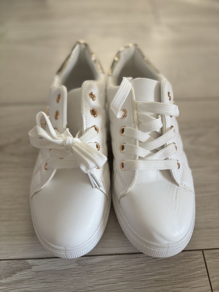Nowe buty damskie białe pikowane ze złotym - rozmiar 38 adidasy