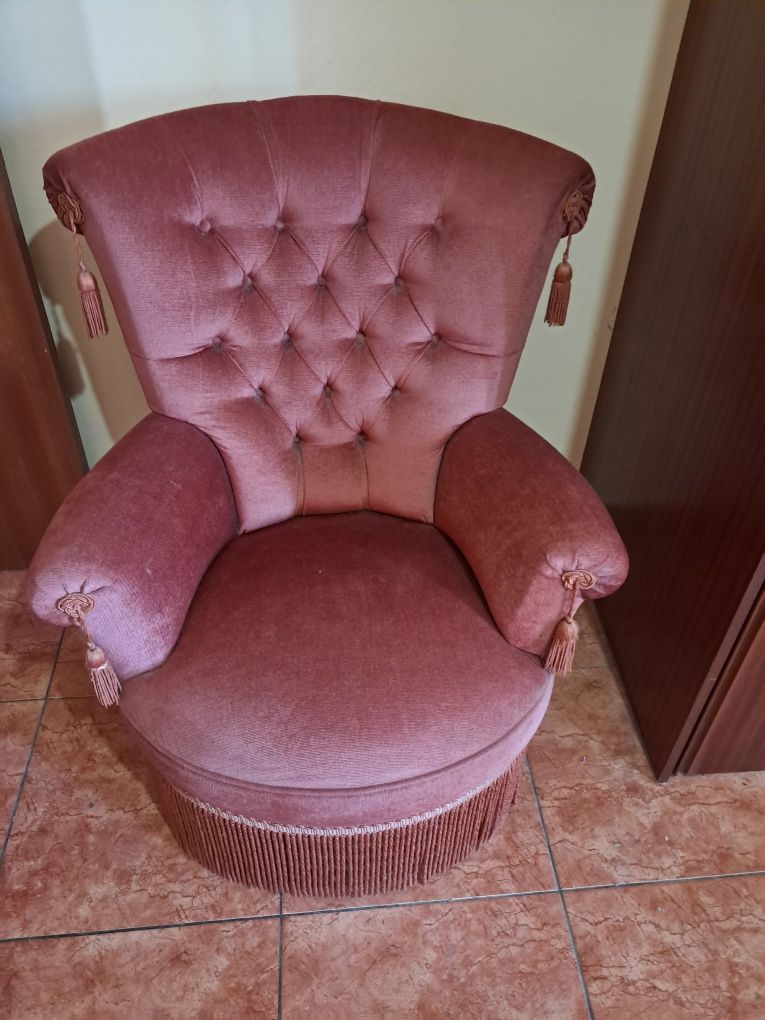 Senhorinha em muito bom estado.