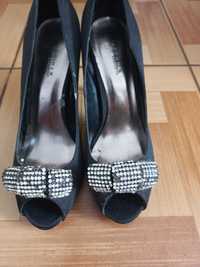 Eleganckie czarne pantofle 38 srebrne