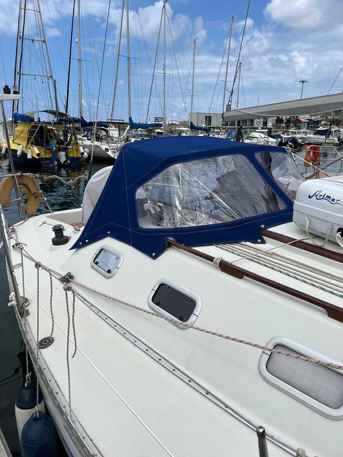 Veleiro Elan 31 – Interior renovado, roda de leme, pronto a navegar