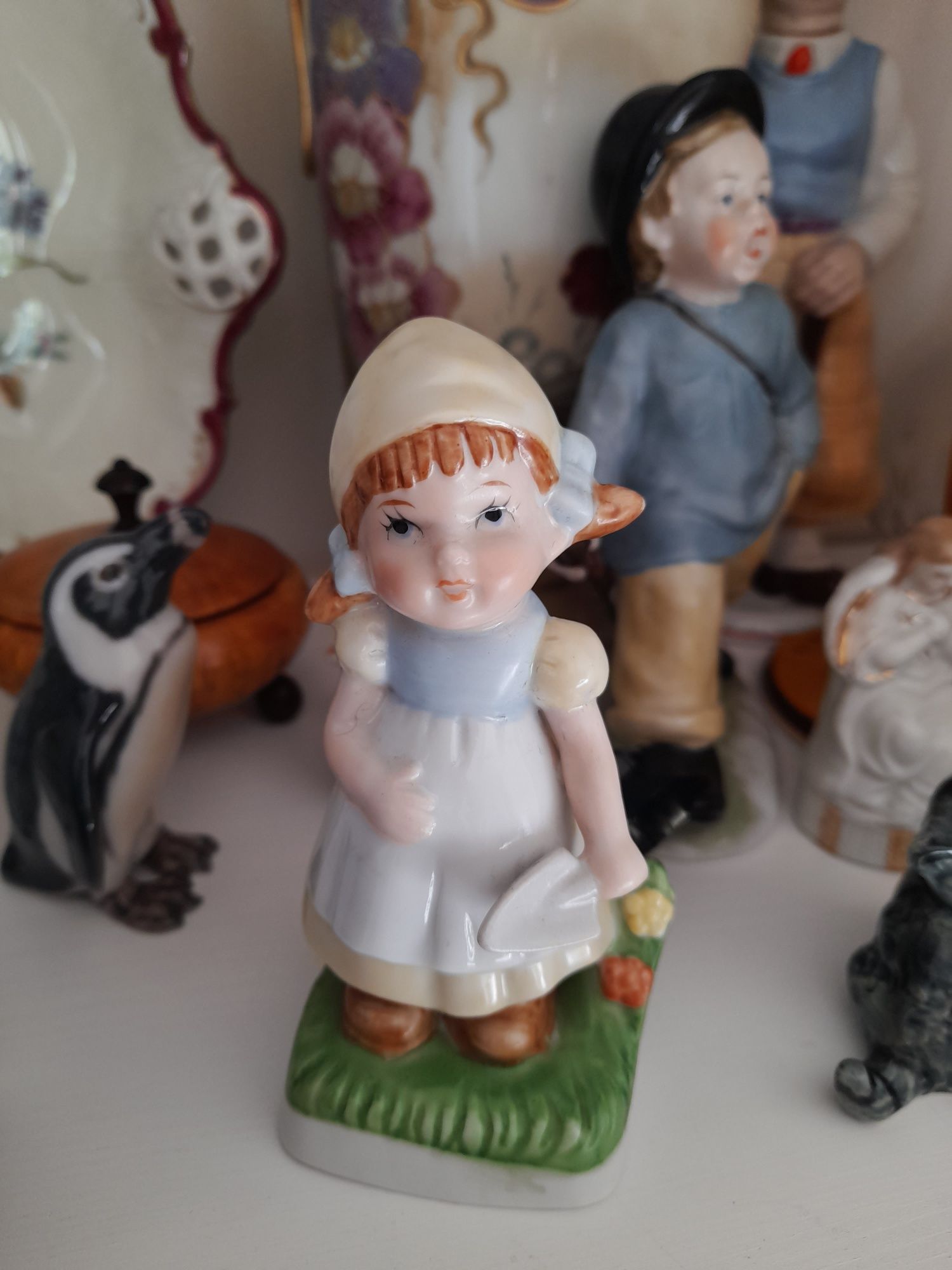 porcelanowa figurka dziewczynki sygnowana