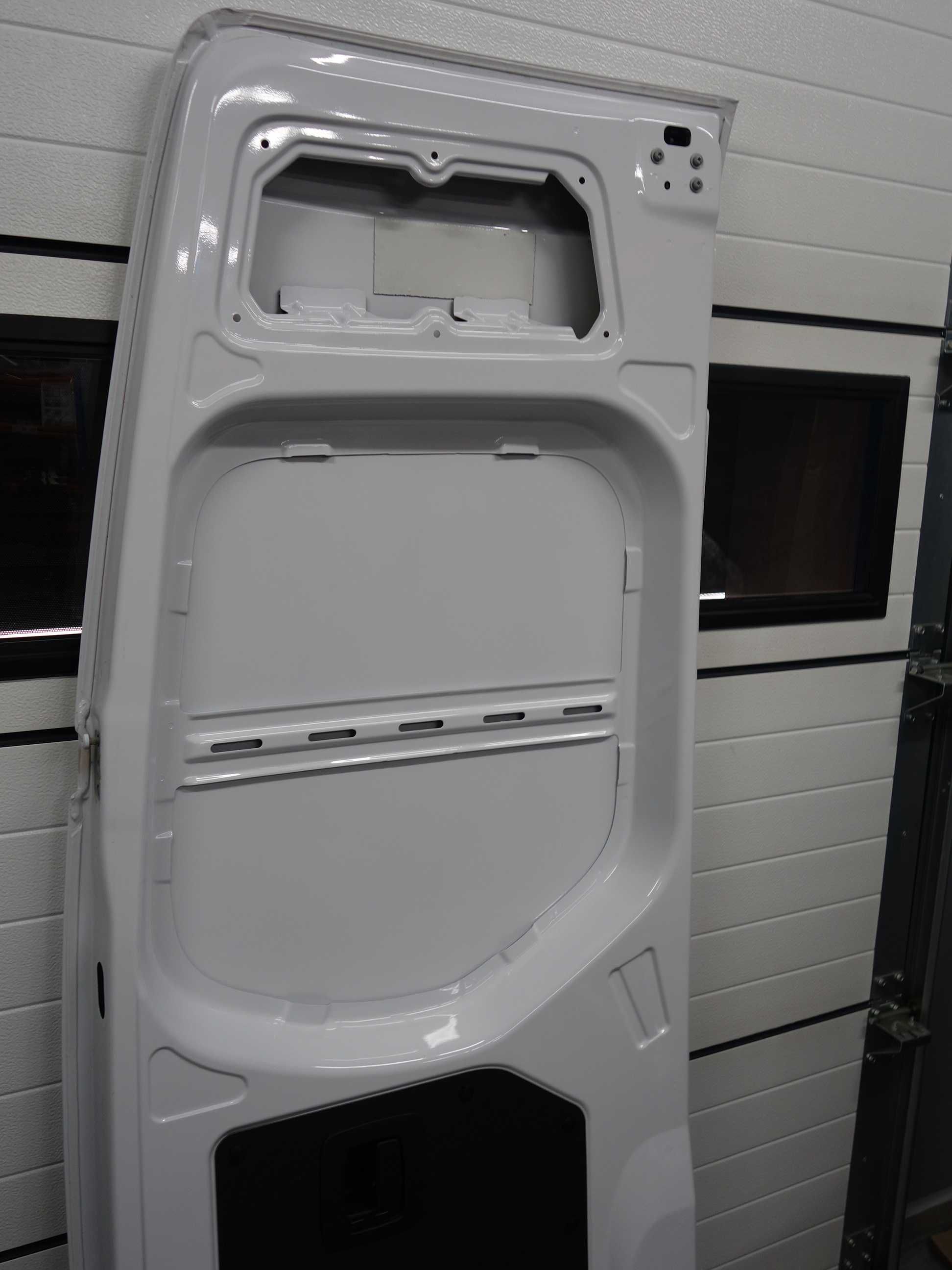 drzwi tylne prawe mercedes sprinter 907 białe