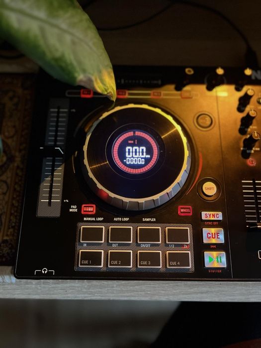 Numark Mixtrack Platinum - konsola DJ