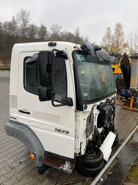 Kabina Mercedes-Benz AXOR dzienna budowlana